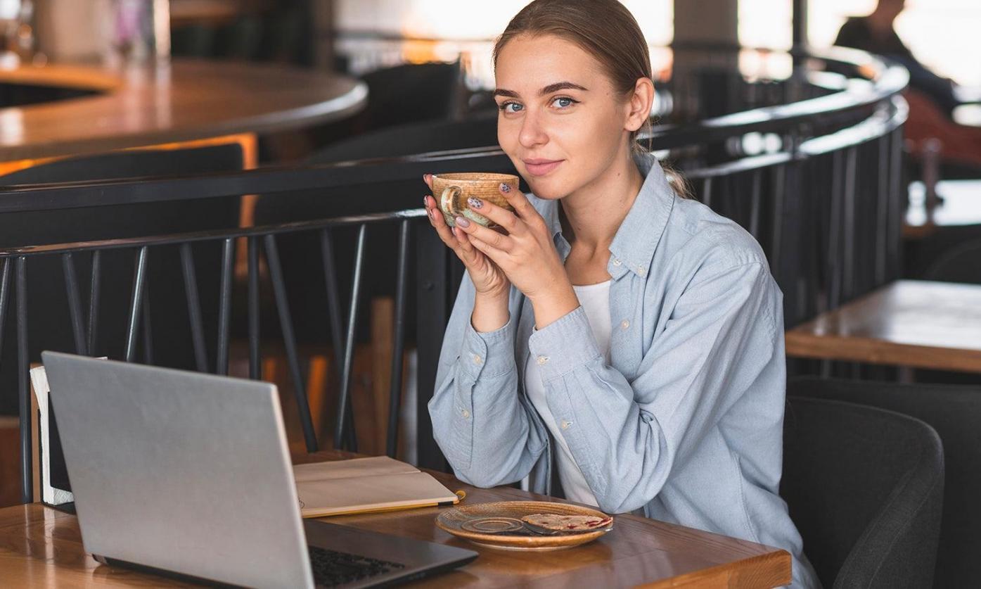 Účastník webináře sleduje živý přenos z domova